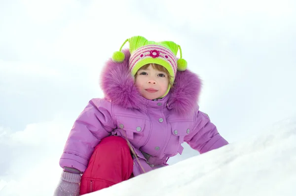 Portre mutlu küçük kız kış — Stok fotoğraf