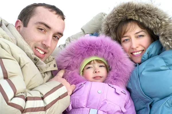 Jovens pais felizes com a filha na neve — Fotografia de Stock