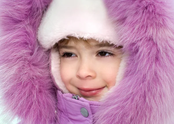 Gelukkig weinig meisje winter — Stockfoto