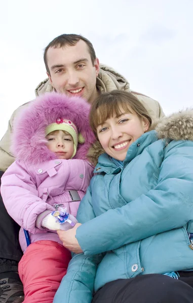 Ευτυχής νεαρή οικογένεια ξοδεύει το χρόνο υπαίθρια το χειμώνα — Φωτογραφία Αρχείου