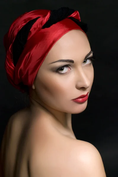 Retrato Moda Mujer Desnuda Turbante Rojo — Foto de Stock