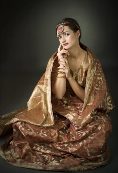 Retrato Morena Bonita Com Traje Traditionl Estilo Indiano — Fotografia de Stock