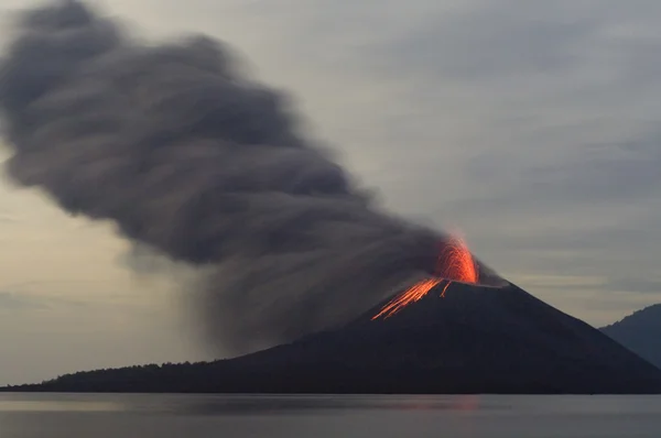 Gece volkan Erüpsiyonu — Stok fotoğraf