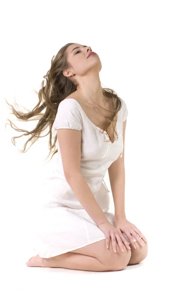 Πορτρέτο Όμορφη Νεαρή Γυναίκα Μακρυμάλλης Λευκά Ρούχα Κάθεται Στο Πάτωμα — Φωτογραφία Αρχείου