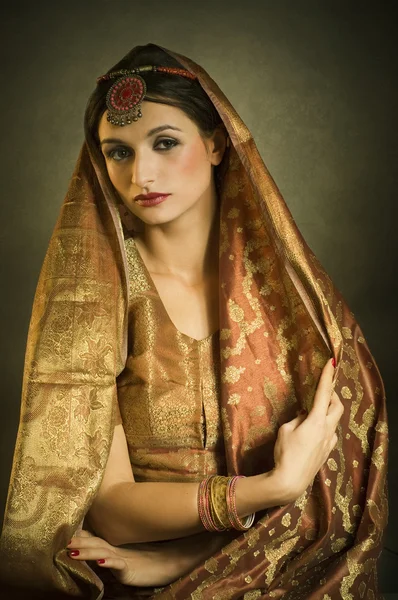 Mooie brunette portret met traditionele kostuum. — Stockfoto