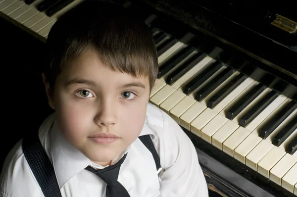 Mały chłopiec i fortepian. — Zdjęcie stockowe