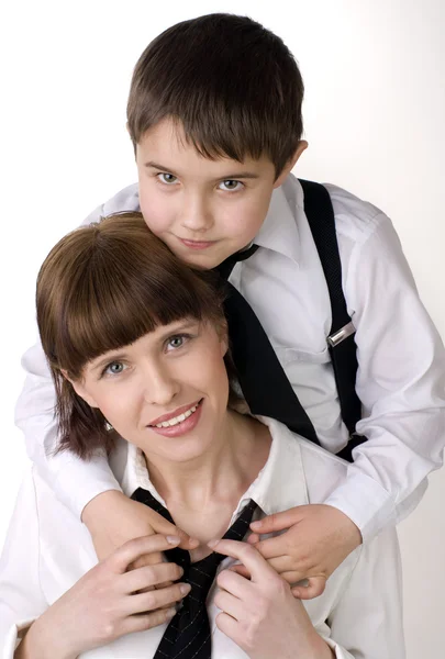 Ritratto di un giovane ragazzo con sua madre — Foto Stock