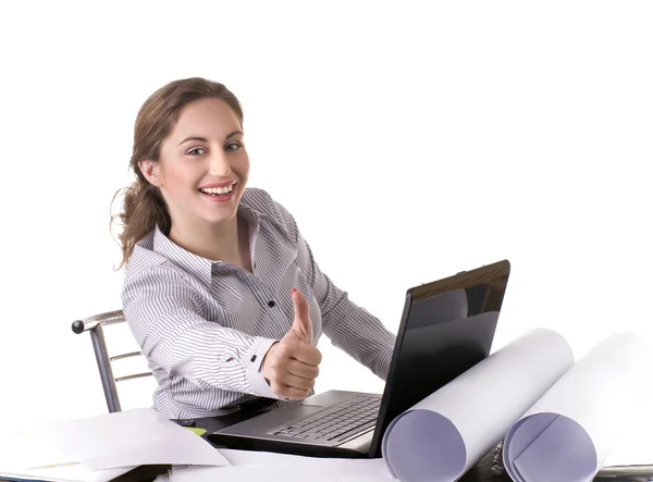 親指アップ記号を与えるラップトップをオフィスで若いビジネス女性 — ストック写真