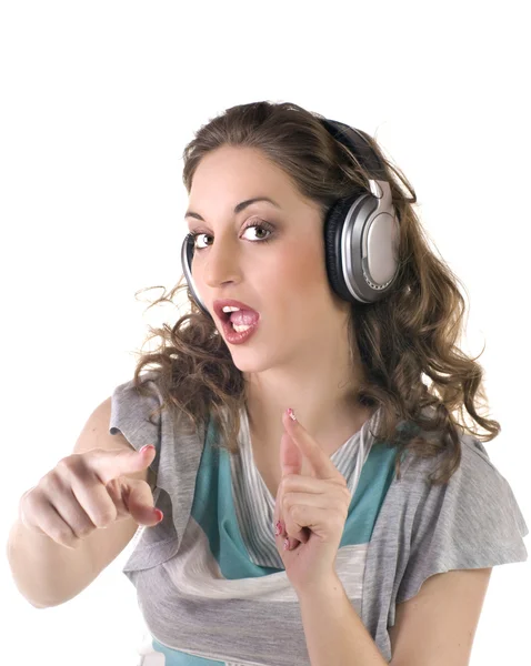 ヘッドフォンと歌う音楽を聴く若い女の子 — ストック写真