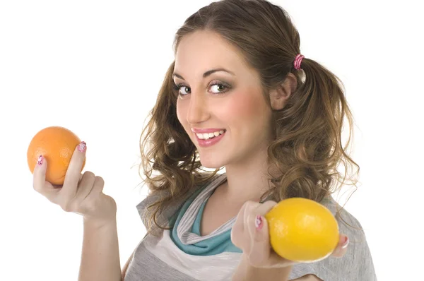 Красивая женщина с апельсином и лимоном — стоковое фото