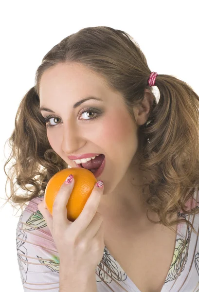 Mujer joven bonita con naranja — Foto de Stock