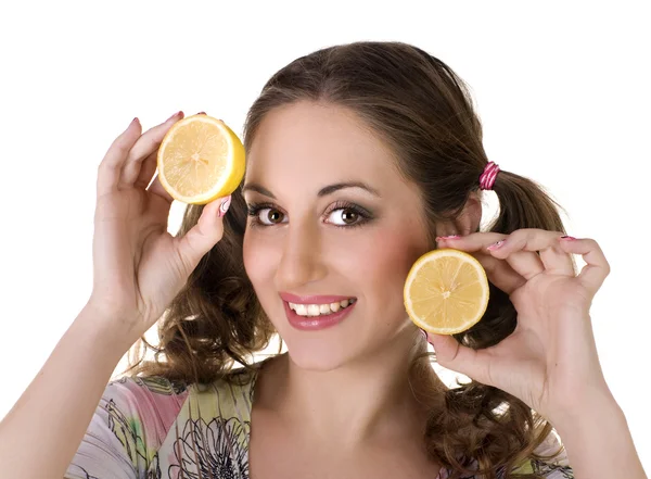 Gelukkig meisje met citroen in haar handen — Stockfoto
