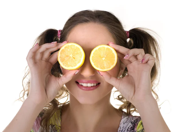 Милая девушка с лимоном — стоковое фото