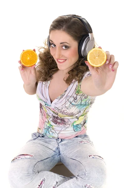 Hermosa Chica Escucha Música Come Naranja —  Fotos de Stock