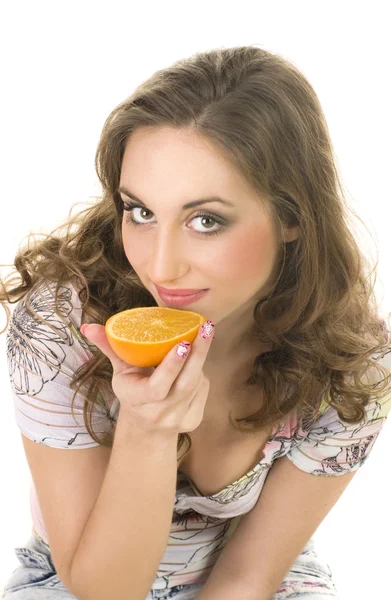 Menina feliz comer uma laranja sobre fundo branco — Fotografia de Stock