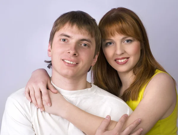 Bonito jovem feliz sorrindo casal — Fotografia de Stock