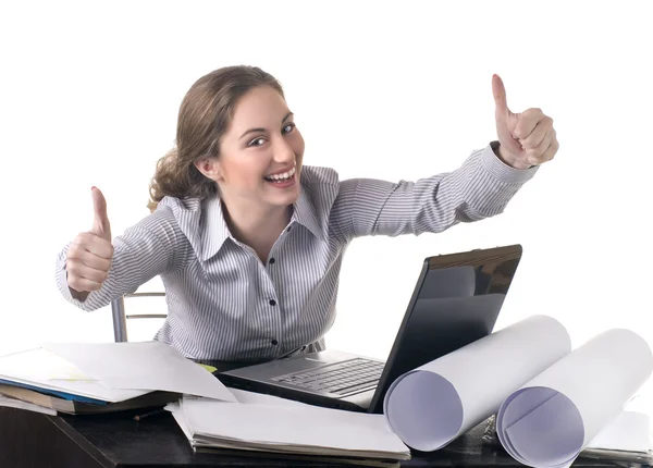 Mulher de negócios no escritório com laptop dando sinal de polegar para cima — Fotografia de Stock