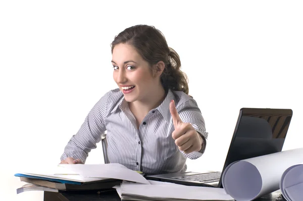 Ділова жінка в офісі з ноутбуком дає великі пальці-підпис — стокове фото