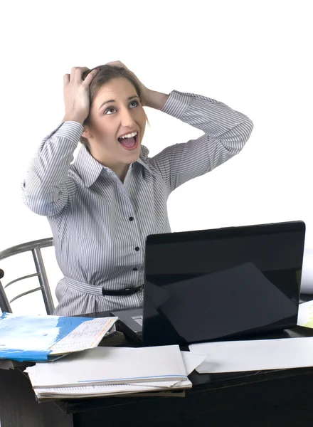 Mujer de negocios emocionada en la oficina con ordenador portátil —  Fotos de Stock