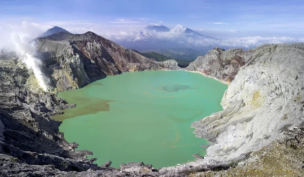 Sulphatic jezero v kráteru sopky ijen. Indonésie — Stock fotografie