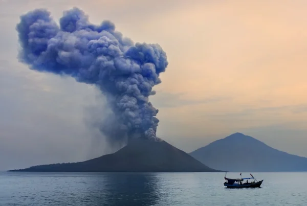 Vulkán kitörés. Pasauran — Stock Fotó