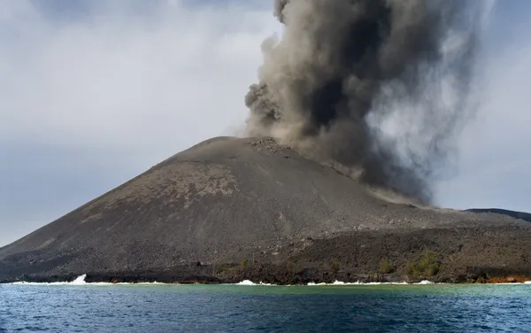 Извержение вулкана. Кракатау, Анак — стоковое фото