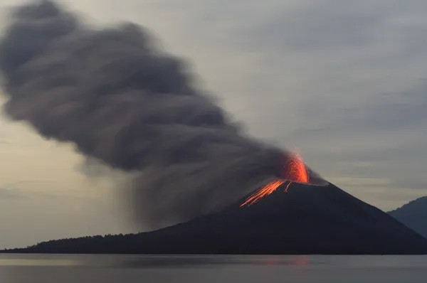 Виверження вулкана ніч — стокове фото