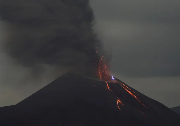 Nächtlicher Vulkanausbruch. anak krakatau, indonesien — Stockfoto