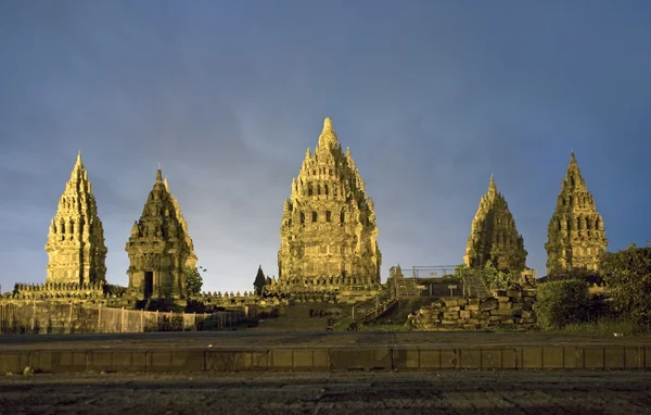 Templo hindú Prambanan. Indonesia, Java, Yogyakarta con noche s — Foto de Stock