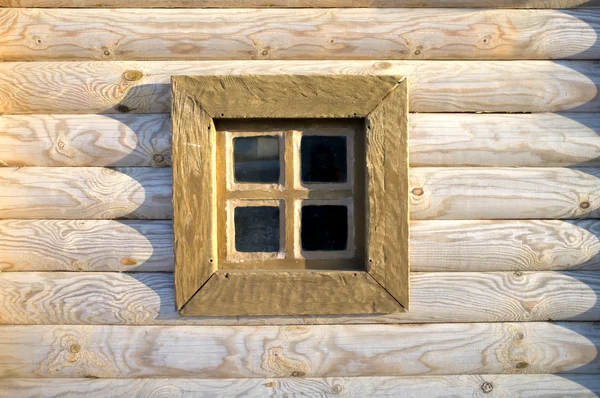 Старое окно на деревянной стене — стоковое фото