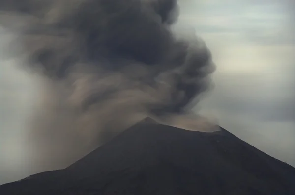 Erupción nocturna del volcán. Anak Krakatau —  Fotos de Stock