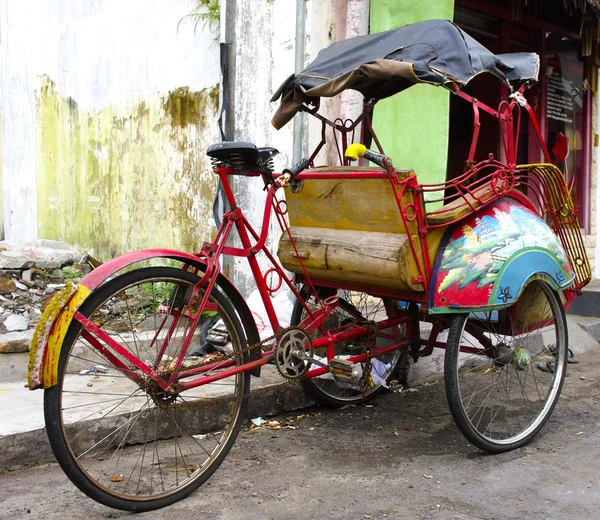 Driewieler riksja's op de straten van yogyakarta — Stockfoto