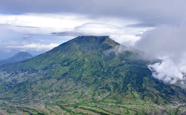Monte Merbabu estratovulcão adormecido, Indonésia — Fotografia de Stock