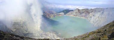 Sulphatic lake in a crater of volcano Ijen. clipart