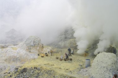 kawah Ijen'de kraterin içindeki kükürt çıkarma