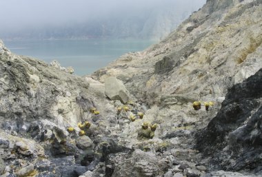 kawah Ijen'de kraterin içindeki kükürt çıkarma