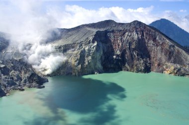 sulphatic volkan Ijen'de bir krater Gölü.