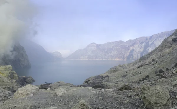 Schwefelsee in einem Krater des Vulkans Ijen. Java. Indonesien — Stockfoto