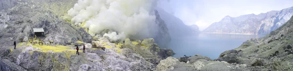 Lacul sulfatic într-un crater de vulcan Ijen — Fotografie, imagine de stoc