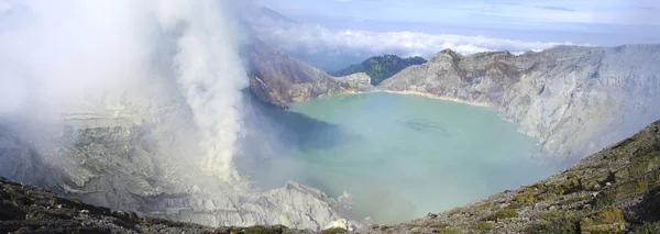 Lac sulfuré dans un cratère de volcan Ijen . — Photo