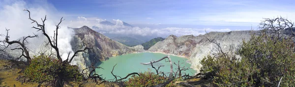 Lago en un cráter de volcán Ijen — Foto de Stock