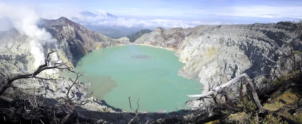 Lago sulfático em uma cratera do vulcão Ijen — Fotografia de Stock