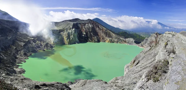 Lago solfatico in un cratere di vulcano Ijen. Indonesia — Foto Stock