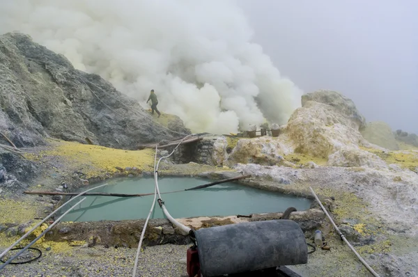 Extraction de soufre à l'intérieur du cratère Kawa Ijen — Photo
