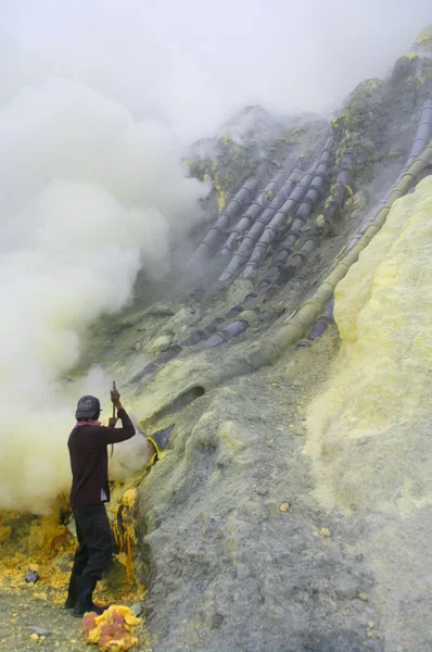 Extracting sulphur inside Kawa Ijen crater — Stock Photo, Image