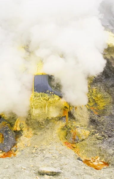 Extracting sulphur inside Kawa Ijen crater — Stock Photo, Image