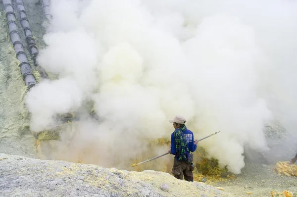 Extracting sulphur inside Kawa Ijen crater, Indonesia — Stock Photo, Image