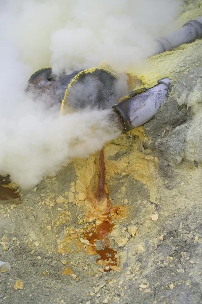Extraindo enxofre dentro da cratera Kawah Ijen, Indonésia — Fotografia de Stock