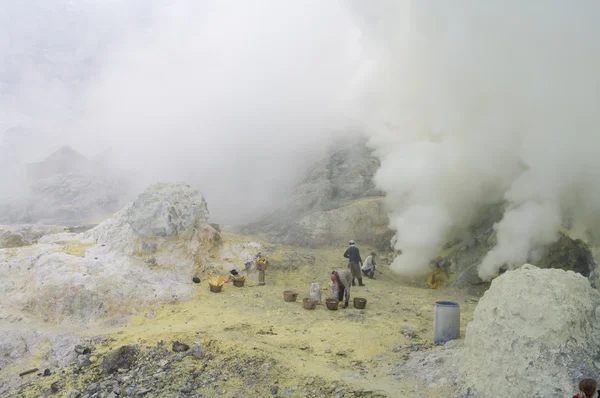 Extraindo enxofre dentro da cratera Kawah Ijen — Fotografia de Stock