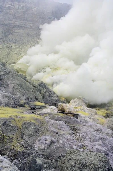 Extracción de azufre dentro del cráter Kawah Ijen —  Fotos de Stock